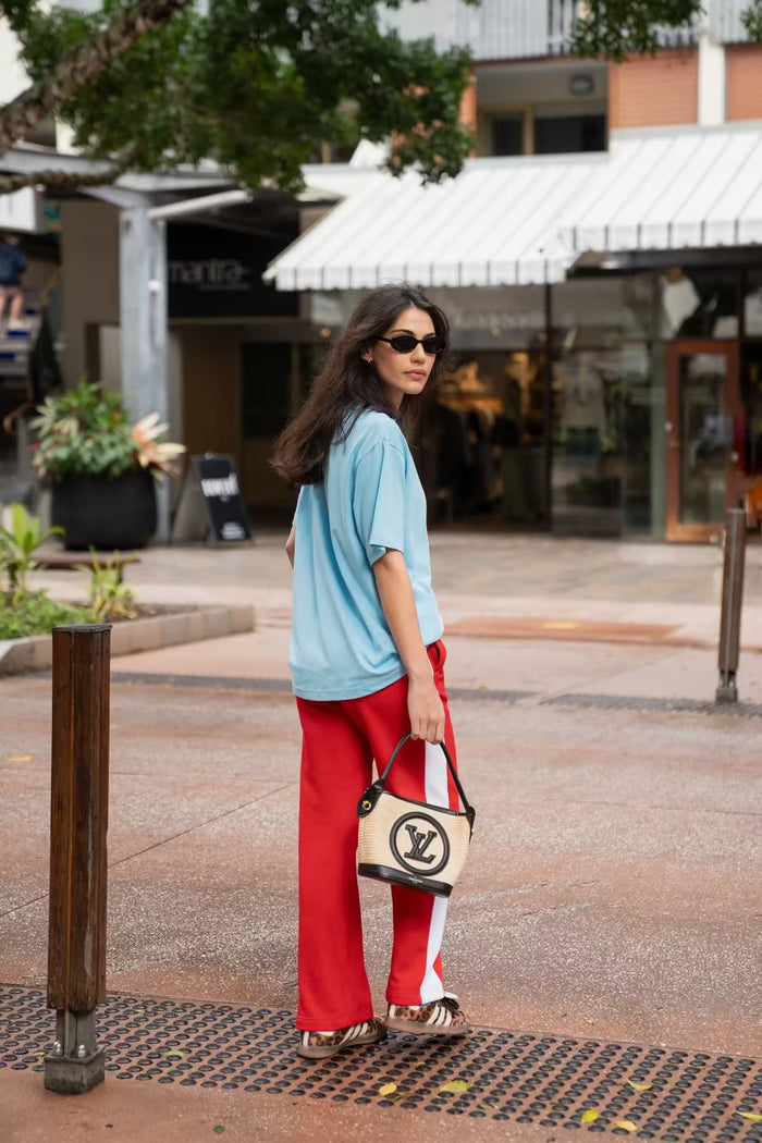 Woman styling a woven handbag with a casual outfit, showcasing a 2026 bag trend from BELLA n' BEAR.