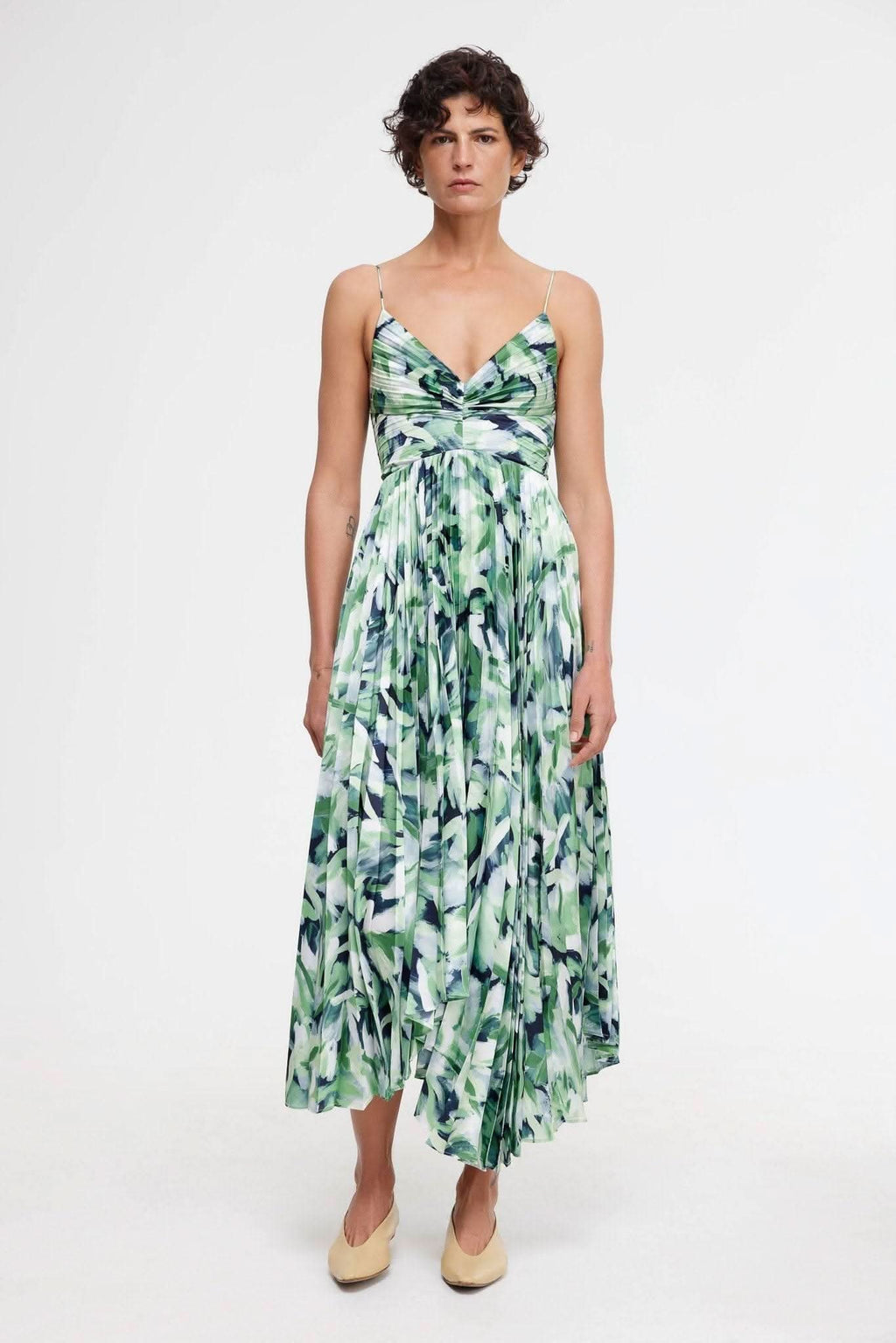 Sleeveless leafy print midi dress with V neckline and gathered skirt