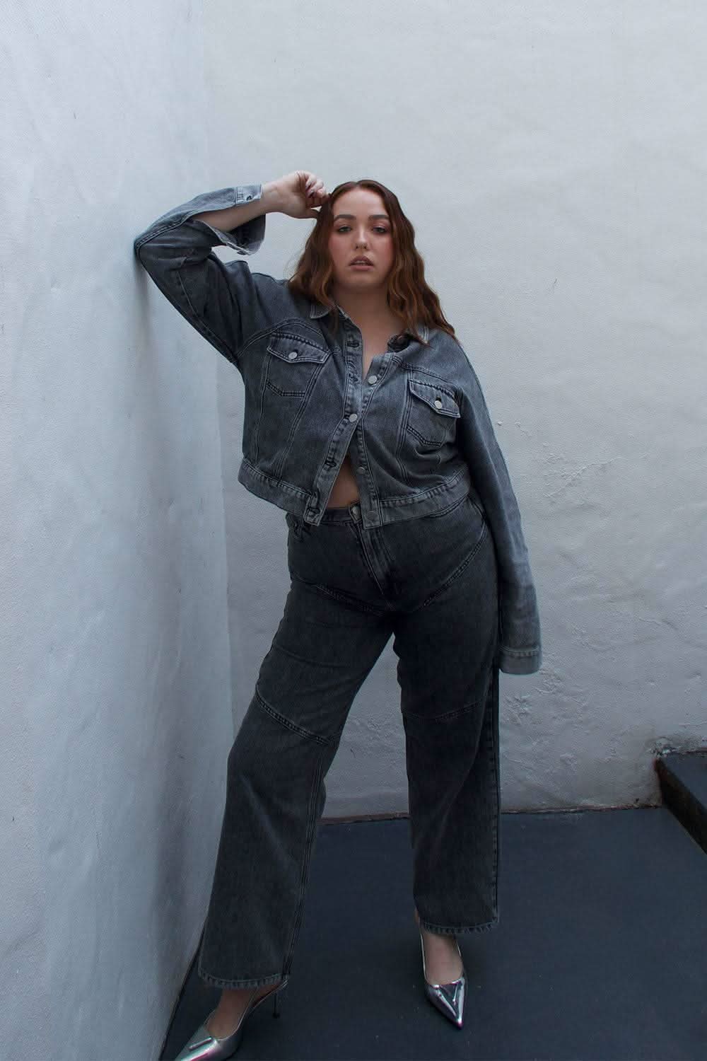 Dark stone-wash denim jeans with wide-leg cut and front pocket stitching