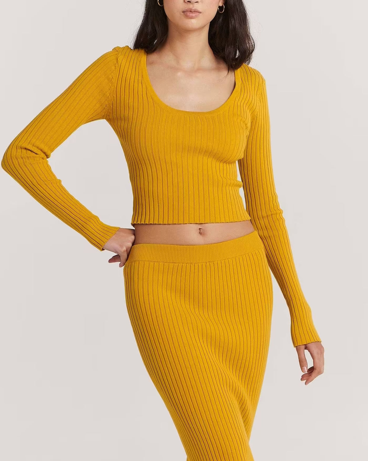 Golden ribbed long-sleeve scoop-neck crop top, fitted waistline