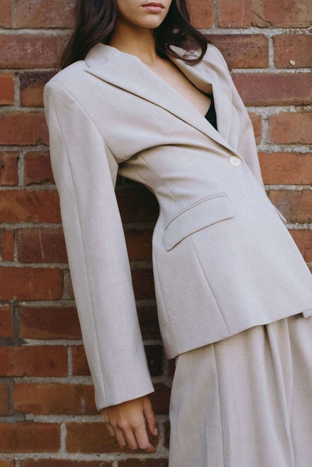 Oat blazer with notch lapel, front button closure, and flap pockets with long sleeves