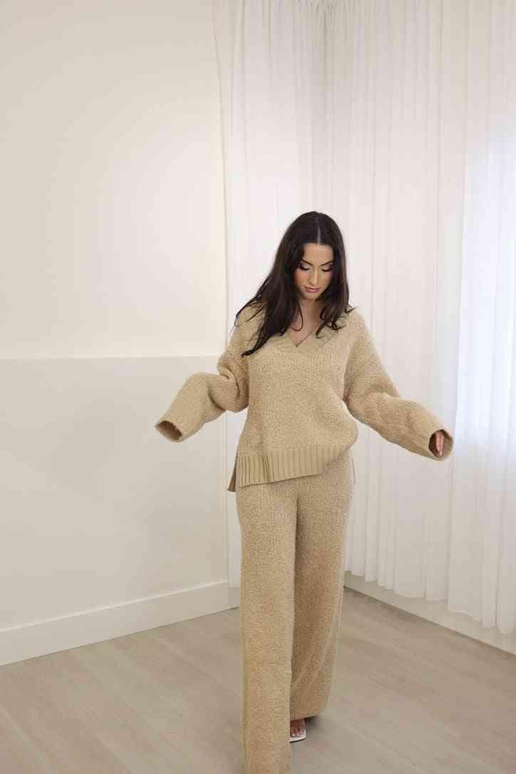 Mink knit sweater with V-neck, ribbed cuffs and hem, loose fit