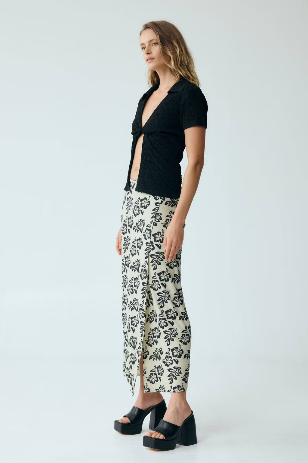 Black waffle twist V-neck short-sleeve shirt, twisted knot front.