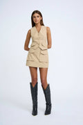 By Johnny Curve Waist Cargo Mini Falda-Beige