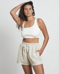 Bare By Charlie Holiday Das asymmetrische Crop Top-Weiß